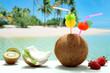 cocktails di cocco con frutta su sfondo mare esotico