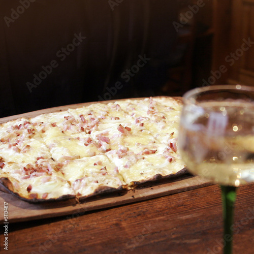 Photo: flammkuchen mit einem glas weißwein flammkuchen mit einem glas weißwein