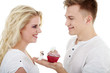 Junger Mann macht Heiratsantrag mit Cupcake