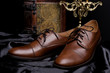 Herrenschuhe im Oxford-Stil in rustikaler Dekoration