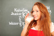 junge Köchin mit Milch