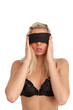 attraktive Frau mit verbundenen Augen