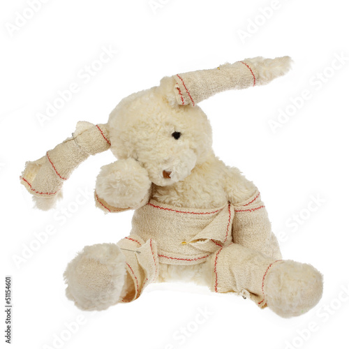 Photo: lapin en peluche triste avec bandages lapin en peluche triste avec bandages