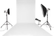 Fotostudio Set mit Studioblitzen und weißen Hintergrund