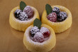 Sponge cakes with raspberries