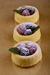 Sponge cakes with raspberries