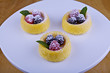 Sponge cakes with raspberries