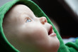 Babyportrait von Seite mit Kapuze