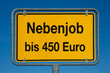 Ortsschild mit blauem Himmel NEBENJOB BIS 450 EURO