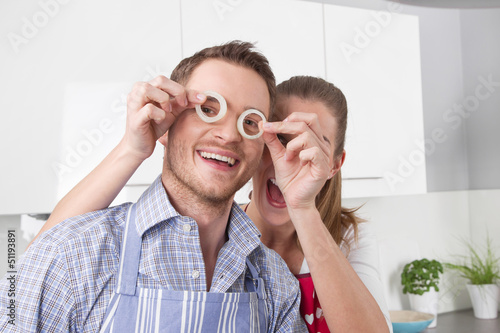 Photo: Zwiebelringe - junges Paar in der Küche Zwiebelringe - junges Paar in der Küche