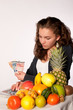 Foto: Mädchen mit Obst und Geldscheinen 3 Mädchen mit Obst und Geldscheinen 3