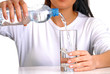 Foto: Mujer sirviendo agua potable en un vaso,agua mineral. Mujer sirviendo agua potable en un vaso,agua mineral.
