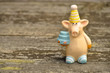 Foto: Schweinchen mit Partyhut und Torte Schweinchen mit Partyhut und Torte