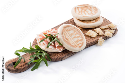 Photo: Tigelle con prosciutto crudo, parmigiano e rucola Tigelle con prosciutto crudo, parmigiano e rucola