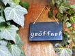 Tafel mit Schrift "geöffnet"