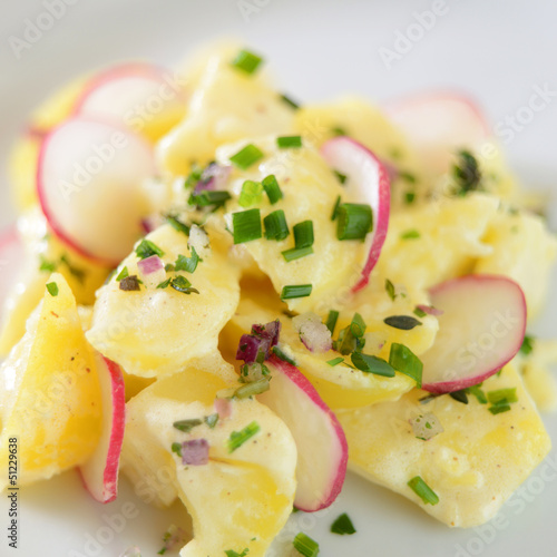 Photo: Close-up eines Kartoffel-Radies-Salates Close-up eines Kartoffel-Radies-Salates