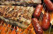 Costillas y chorizos en barbacoa.
