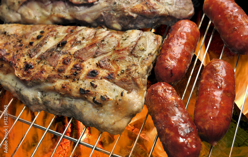Photo: Costillas y chorizos en barbacoa. Costillas y chorizos en barbacoa.