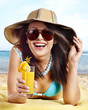 Foto: Girl in bikini drinking alcohol coctail through a straw. Girl in bikini drinking alcohol coctail through a straw.