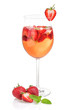 Aperitif mit Erdbeeren und Minze in einem Weinglas