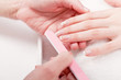 Professionelle Nageldesignerin bei einer Maniküre mit weibliche