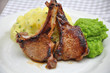 Lammkotelett mit Erbsenbrei und Kartoffeln
