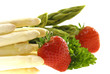 Weisser und grüner Spargel mit Erdbeeren