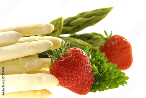 Photo: Weisser und grüner Spargel mit Erdbeeren Weisser und grüner Spargel mit Erdbeeren