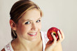 Foto: beauty portrait of a young happy woman eating an apple beauty portrait of a young happy woman eating an apple