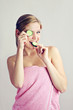 Foto: beauty portrait of a young happy woman with gherkin beauty portrait of a young happy woman with gherkin