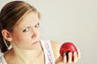 Foto: beauty portrait of a young happy woman eating an apple beauty portrait of a young happy woman eating an apple