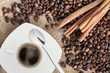 Foto: coffee beans and cinnamon with cup of coffee coffee beans and cinnamon with cup of coffee
