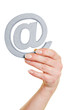 Hand zeigt At Zeichen als Symbol für Internet
