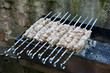 Schaschlikspieße am Grill