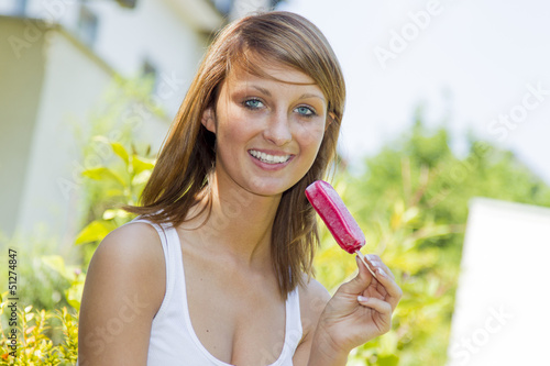 Photo: Junge hübsche Frau hält Wassereis in der Hand Junge hübsche Frau hält Wassereis in der Hand
