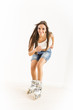 attraktive brünette frau mit rollerskates