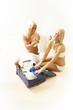 junge blonde frauen mit koffer und kleidung