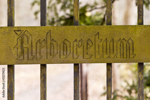 Photo: Holzschild - Arboretum - an einem Metallzaun Holzschild - Arboretum - an einem Metallzaun