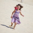 Foto: enfant courant sur la plage enfant courant sur la plage