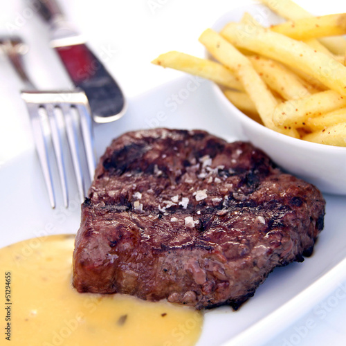 Photo: wagyu steak mit pommes frites und sauce bearnaise wagyu steak mit pommes frites und sauce bearnaise