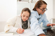Kinder spielen erwachsen sein im am Schreibtisch
