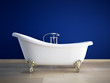 badewanne mit tiefblauer wand