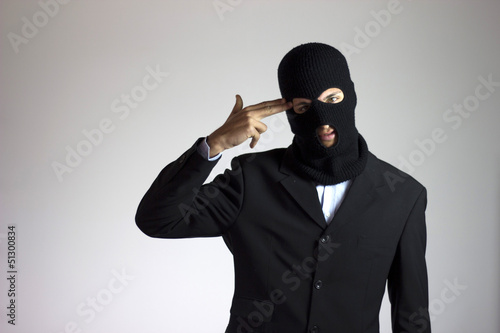Photo: criminale con maschera e pistola (suicidio) criminale con maschera e pistola (suicidio)