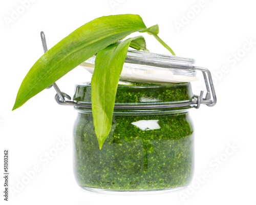 Photo: Bärlauchpesto im Glas mit Bärlauchblättern Bärlauchpesto im Glas mit Bärlauchblättern