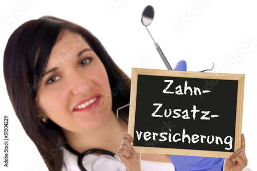 Photo: Zahnärztin mit Schild - Zahnzusatzversicherung Zahnärztin mit Schild - Zahnzusatzversicherung
