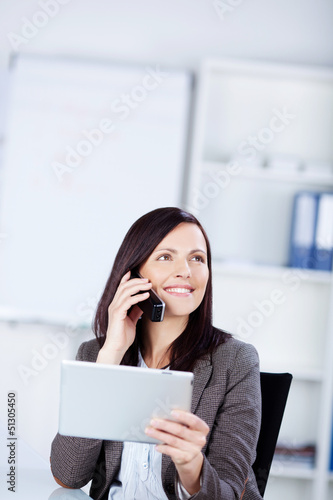 Photo: geschäftsfrau mit tablet-pc am telefon geschäftsfrau mit tablet-pc am telefon