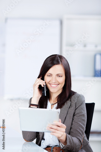 Photo: geschäftsfrau mit tablet-pc am telefon geschäftsfrau mit tablet-pc am telefon