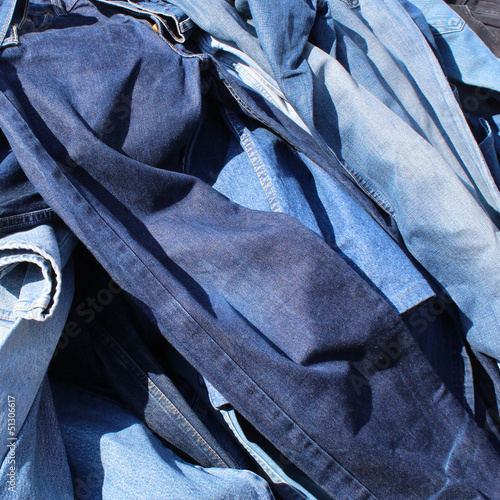 Photo: Blue jeans en vrac sur un marché Blue jeans en vrac sur un marché