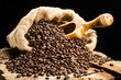 Kaffeebohnen mit Schaufel vor schwarz