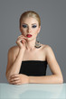 Foto: Blonde woman looking away Blonde woman looking away